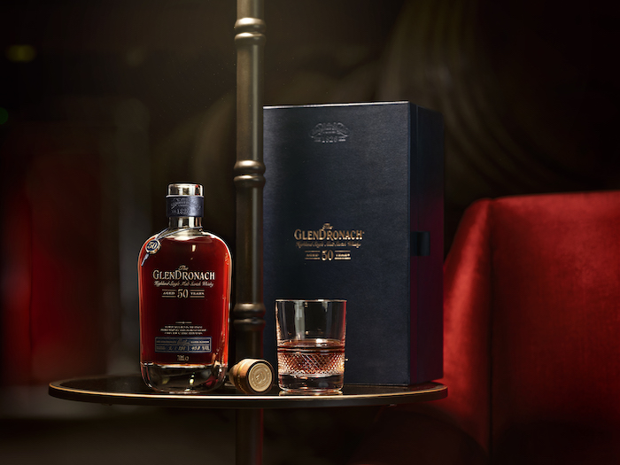 Glendronach Distillery draait er niet om heen met deze 50 jaar oude single malt scotch voor de prijs van 22.000 euro